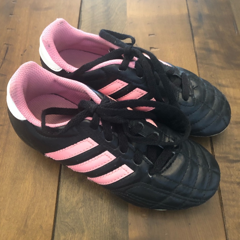 💕 Never worn pink and black Adidas girls cleats!